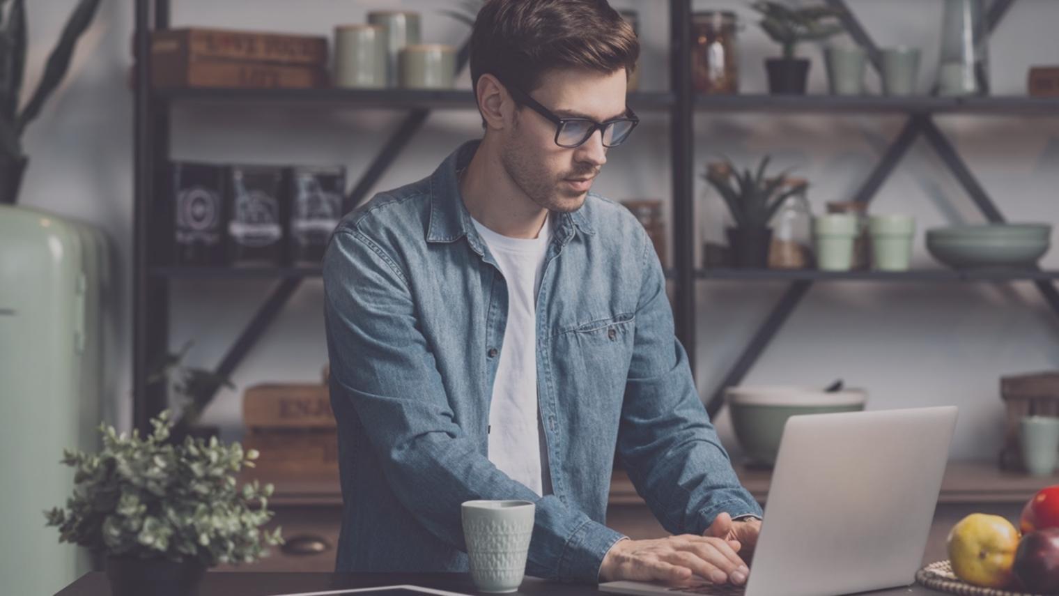 Student învățând budgetare flexibilă pe laptop