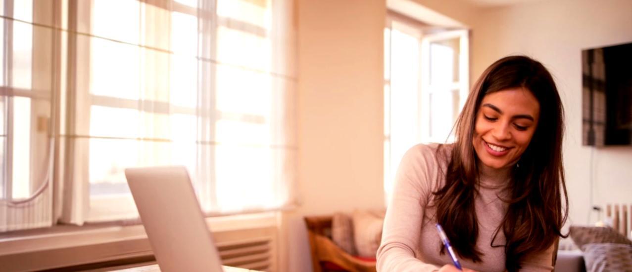 Student urmărind lecție de bugetare online pe laptop