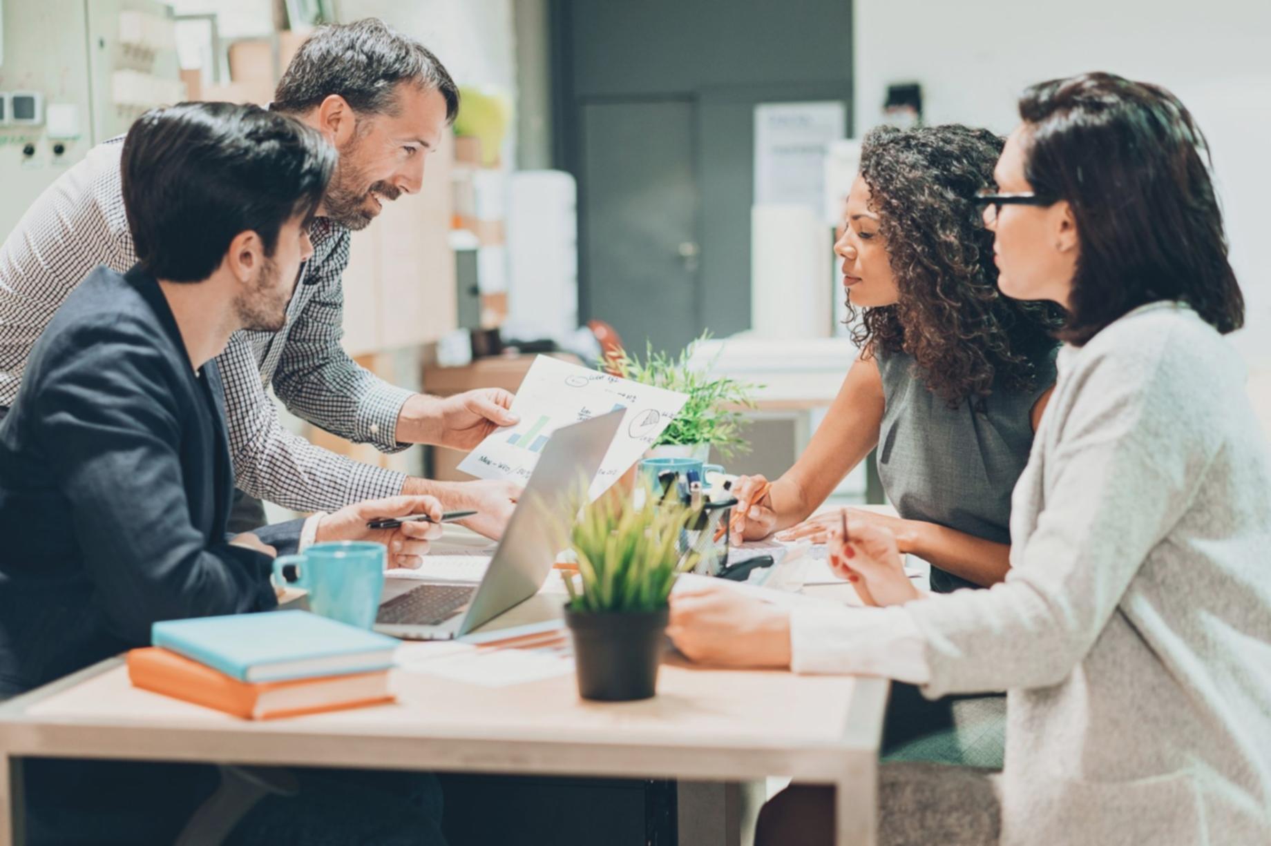 Student fericit după finalizarea cursului de budgetare